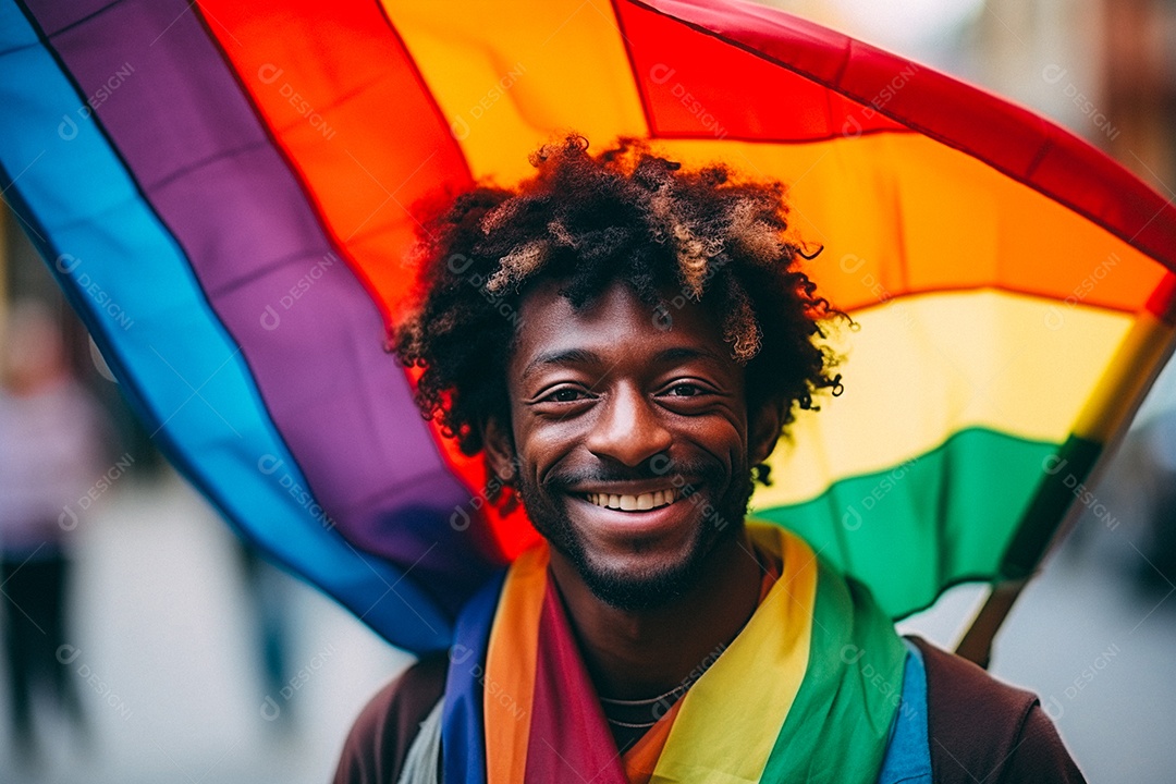 Pessoas da comunidade LGBT segurando a bandeira