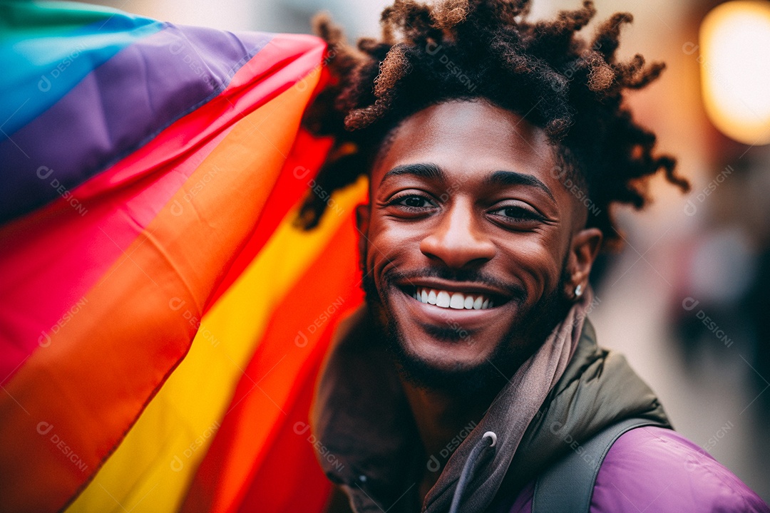 Pessoas da comunidade LGBT segurando a bandeira