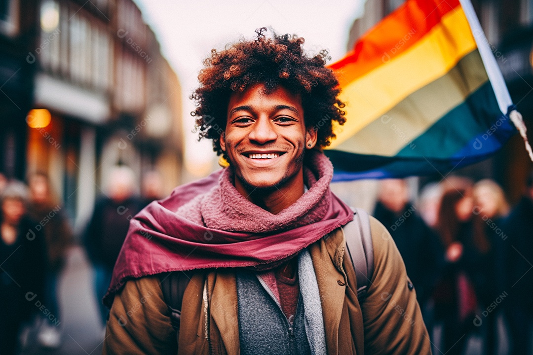 Pessoas da comunidade LGBT segurando a bandeira