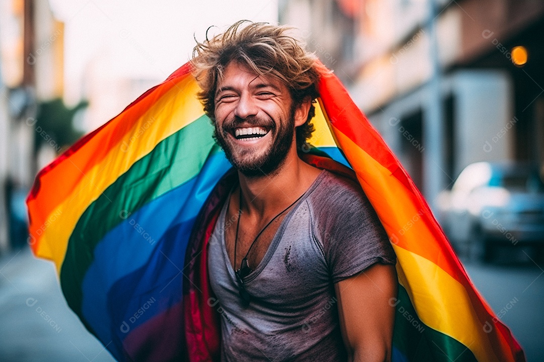 Pessoas da comunidade LGBT segurando a bandeira