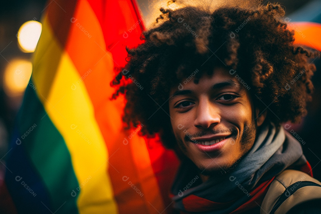 Pessoas da comunidade LGBT segurando a bandeira