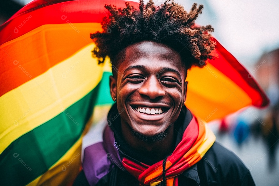Pessoas da comunidade LGBT segurando a bandeira