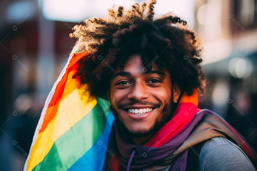 Pessoas da comunidade LGBT segurando a bandeira
