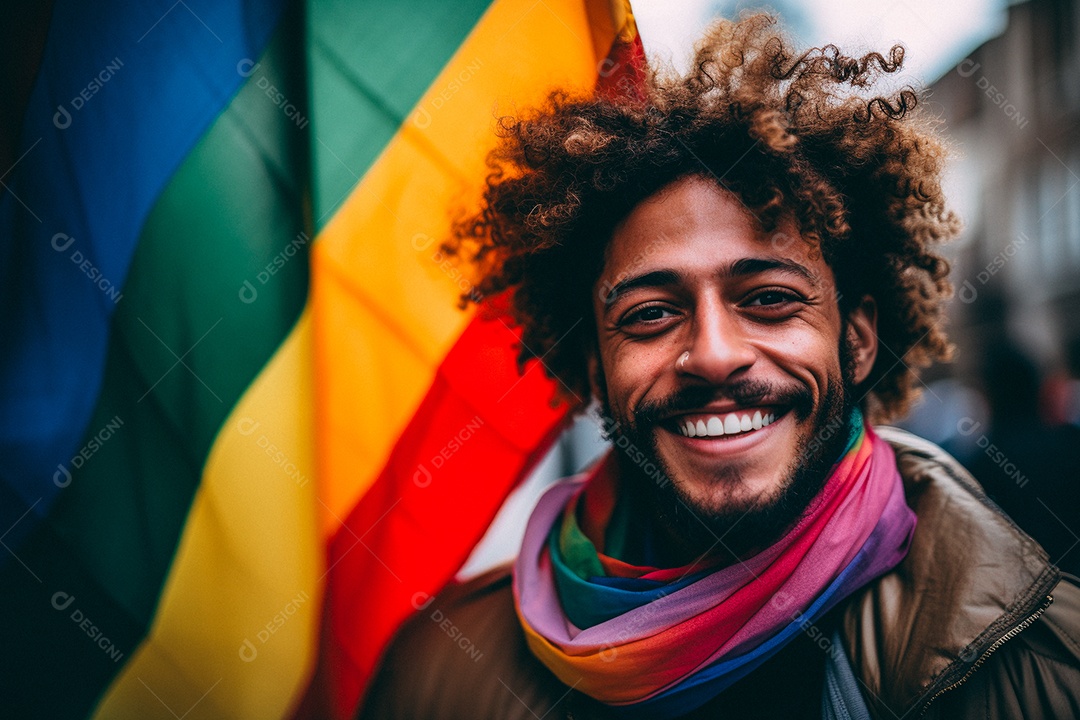 Pessoas da comunidade LGBT segurando a bandeira