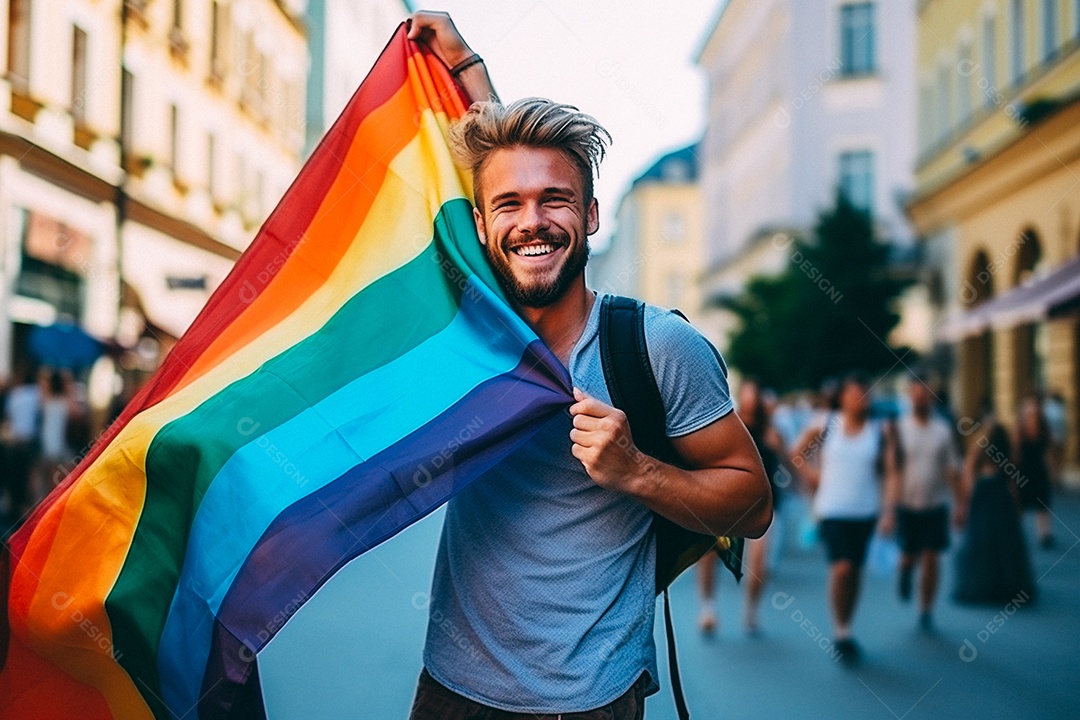 Pessoas da comunidade LGBT segurando a bandeira