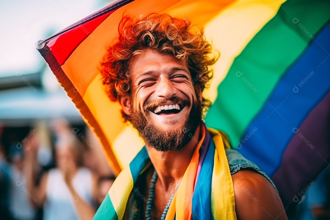 Pessoas da comunidade LGBT segurando a bandeira