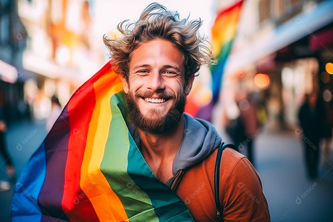 Pessoas da comunidade LGBT segurando a bandeira