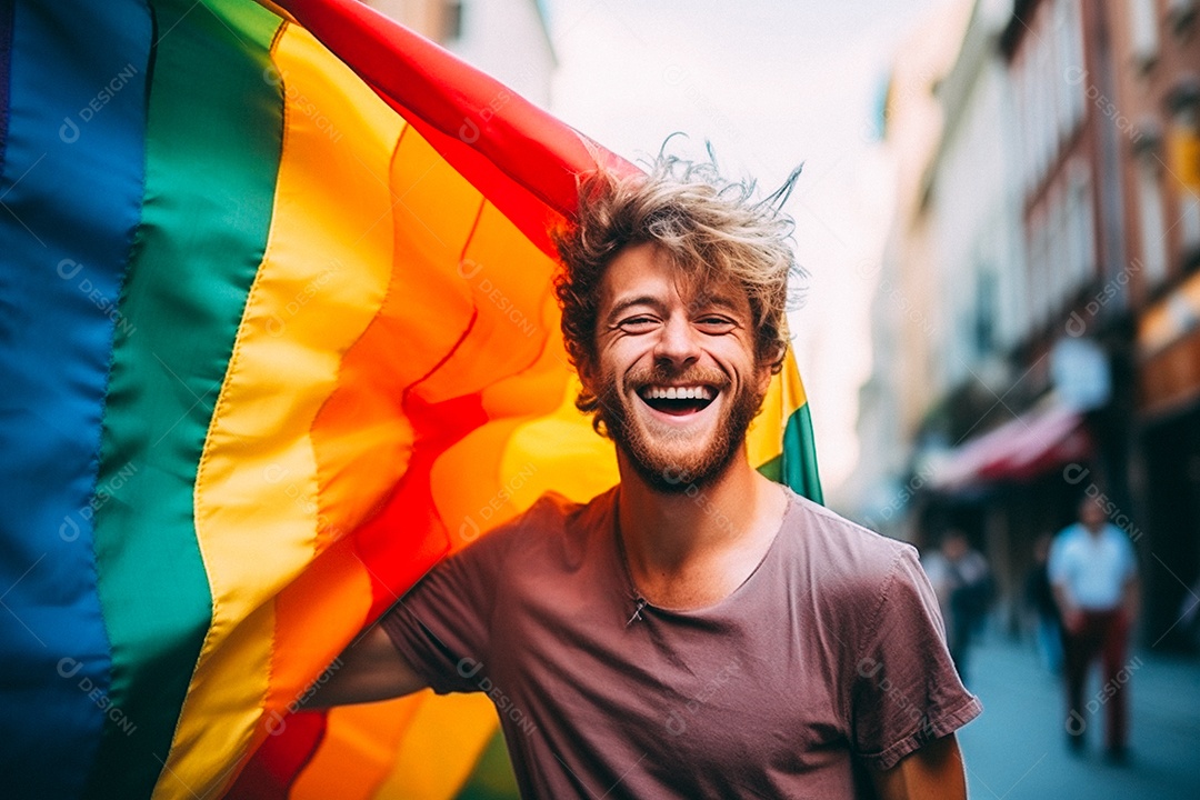 Pessoas da comunidade LGBT segurando a bandeira
