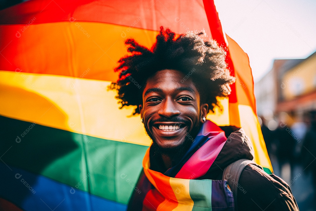 Pessoas da comunidade LGBT segurando a bandeira