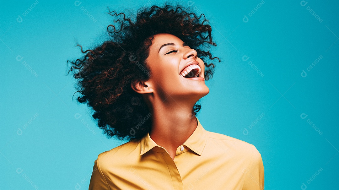 Mulher feliz dançando isolada no fundo do estúdio colorido