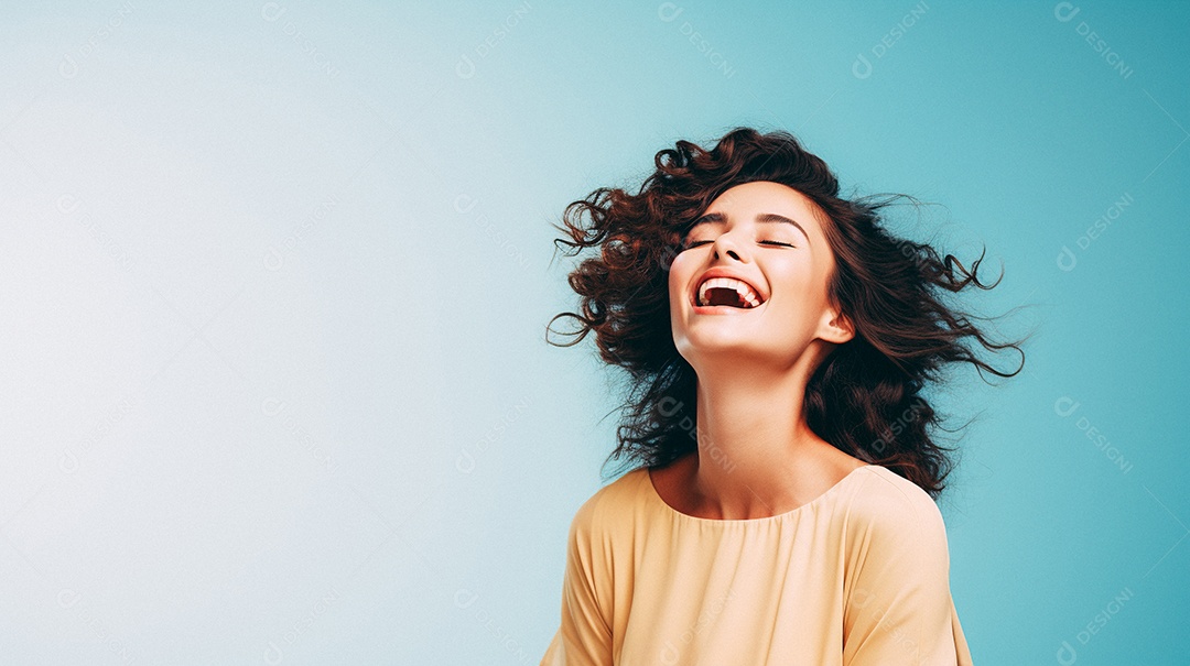 Mulher feliz dançando isolada no fundo do estúdio colorido