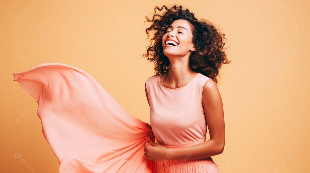 Mulher feliz dançando isolada no fundo do estúdio colorido