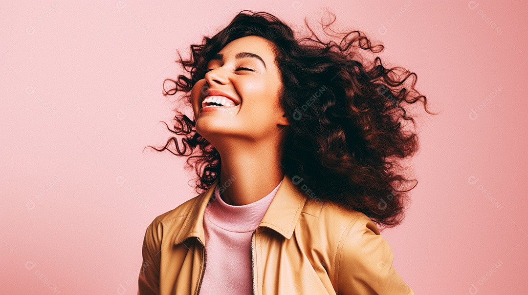 Mulher feliz dançando isolada no fundo do estúdio colorido