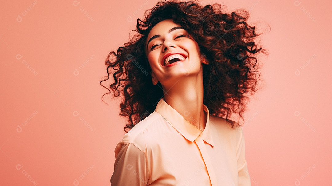 Mulher feliz dançando isolada no fundo do estúdio colorido