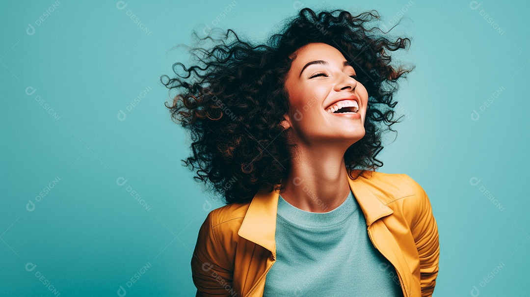 Mulher feliz dançando isolada no fundo do estúdio colorido