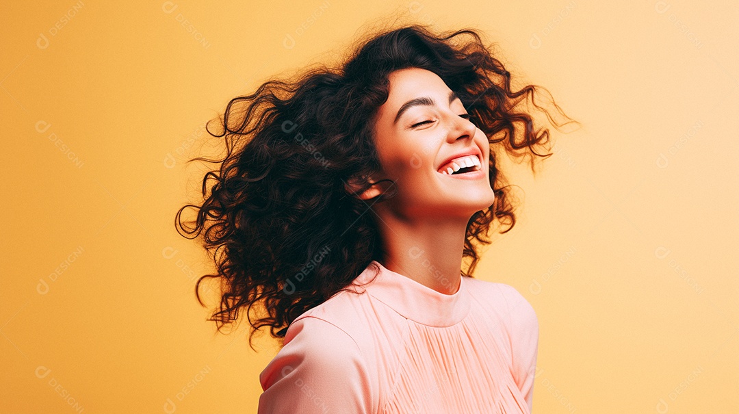 Mulher feliz dançando isolada no fundo do estúdio colorido