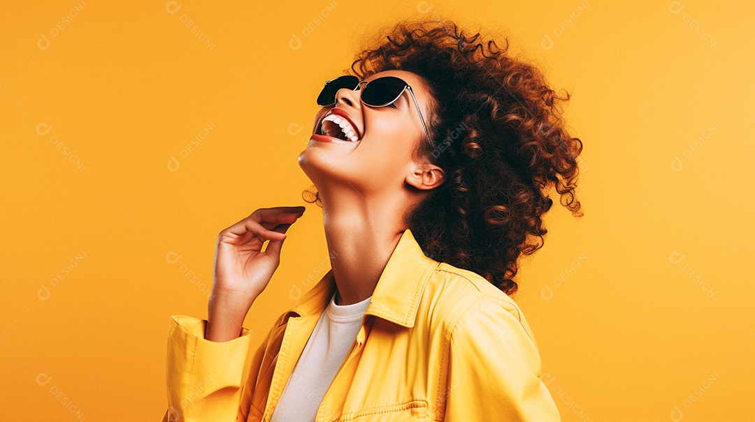 Mulher feliz dançando isolada no fundo do estúdio colorido