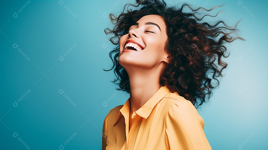 Mulher feliz dançando isolada no fundo do estúdio colorido