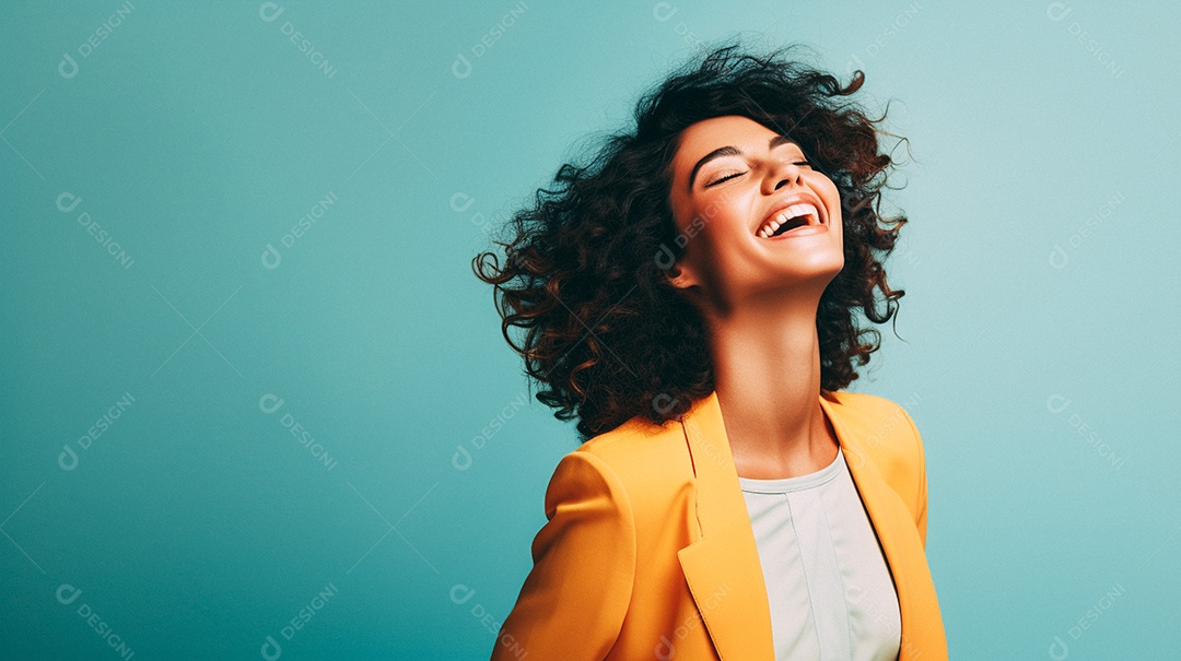 Mulher feliz dançando isolada no fundo do estúdio colorido