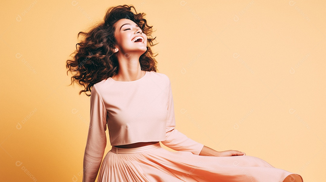 Mulher feliz dançando isolada no fundo do estúdio amarelo pastel