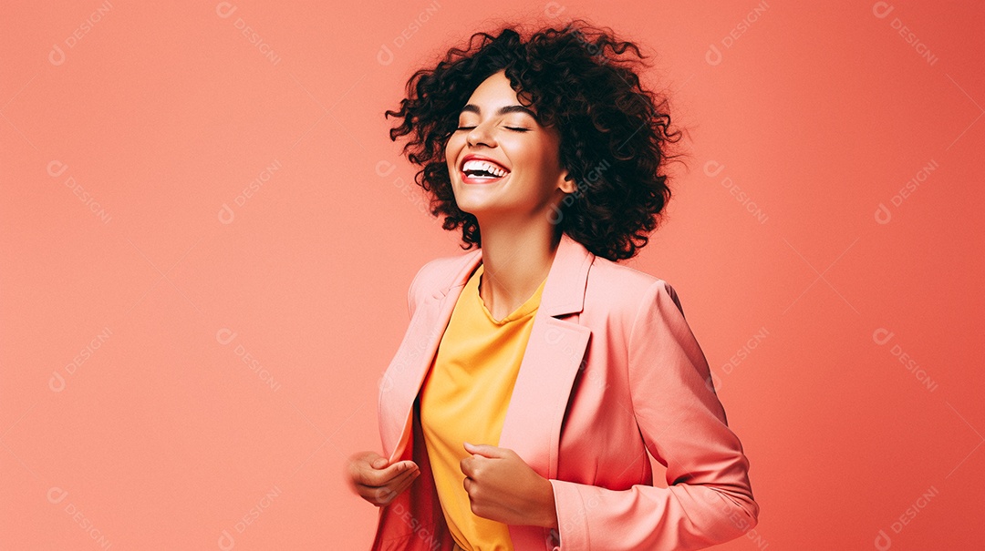 Mulher feliz dançando isolada no fundo do estúdio amarelo pastel
