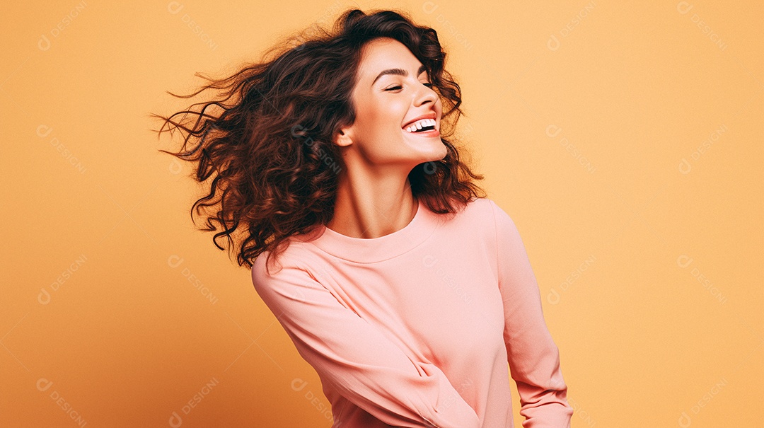 Mulher feliz dançando isolada no fundo do estúdio amarelo pastel