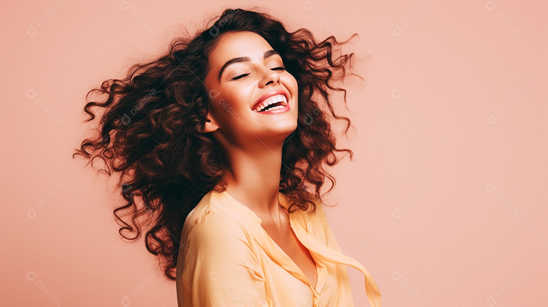 Mulher feliz dançando isolada no fundo do estúdio amarelo pastel