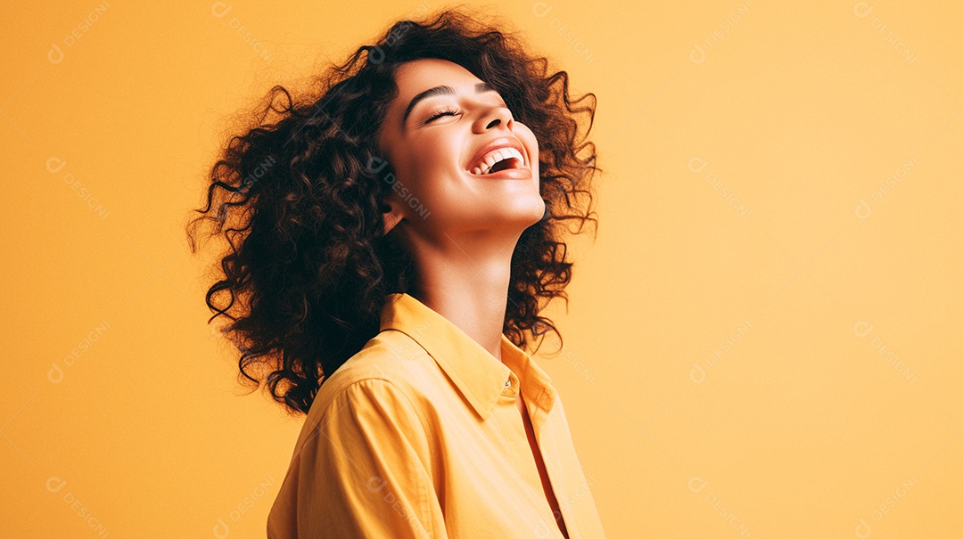 Mulher feliz dançando isolada no fundo do estúdio amarelo pastel