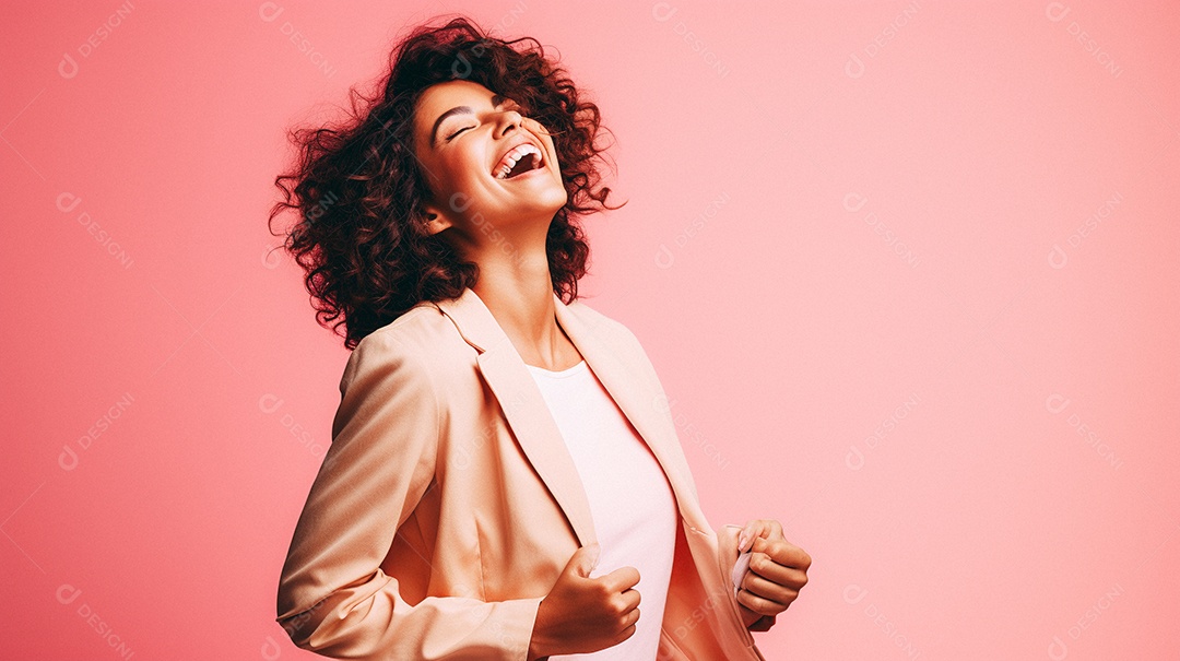 Mulher feliz dançando isolada no fundo do estúdio amarelo pastel