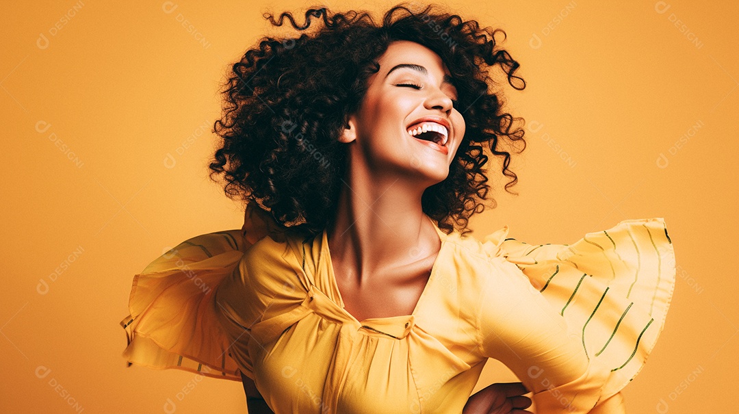 Mulher feliz dançando isolada no fundo do estúdio amarelo pastel