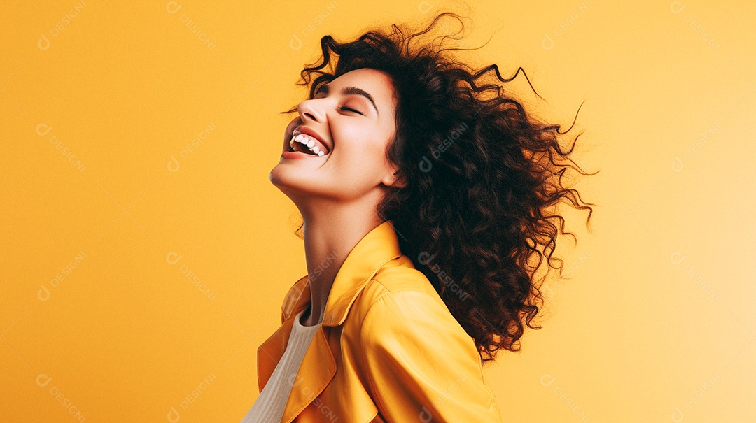 Mulher feliz dançando isolada no fundo do estúdio amarelo pastel