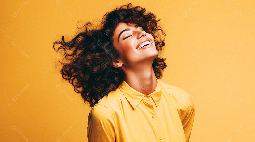 Mulher feliz dançando isolada no fundo do estúdio amarelo pastel