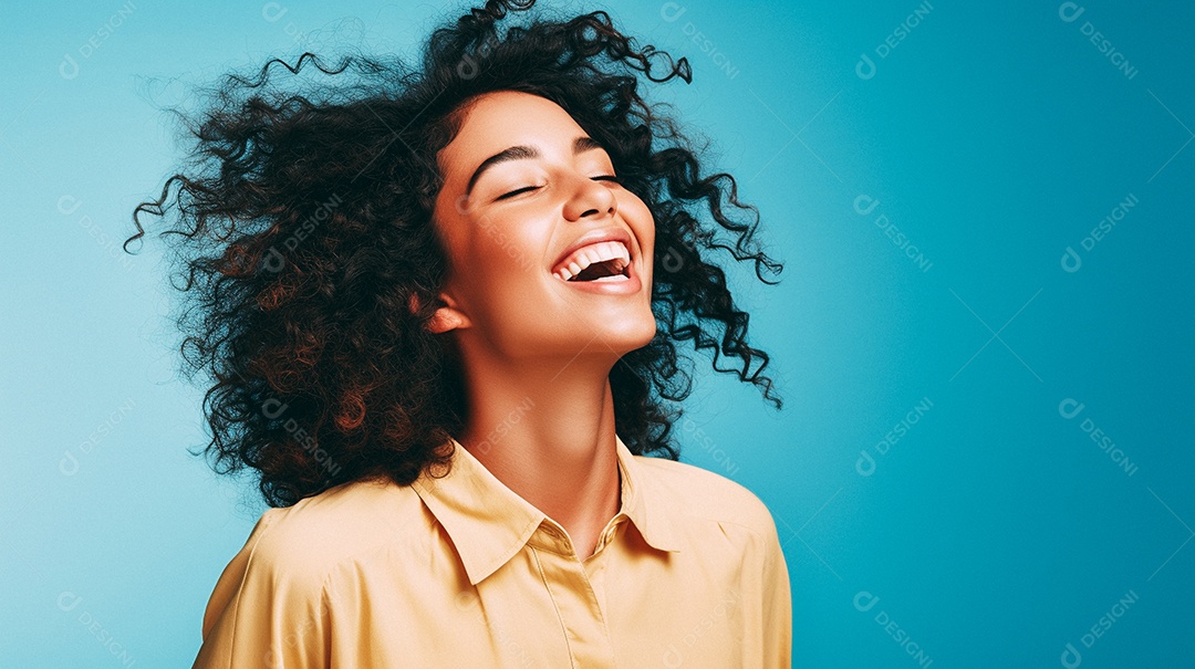 Mulher feliz dançando isolada no fundo do estúdio amarelo pastel