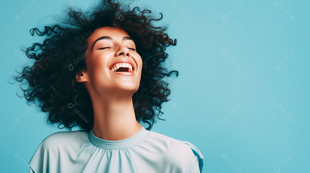 Mulher feliz dançando isolada no fundo do estúdio amarelo pastel