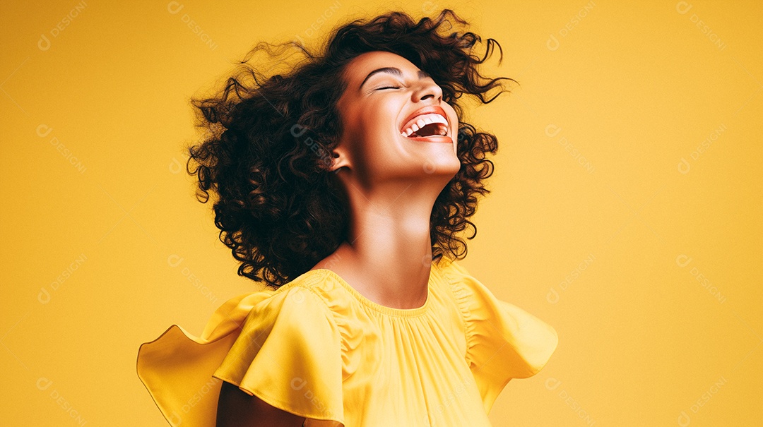 Mulher feliz dançando isolada no fundo do estúdio amarelo pastel