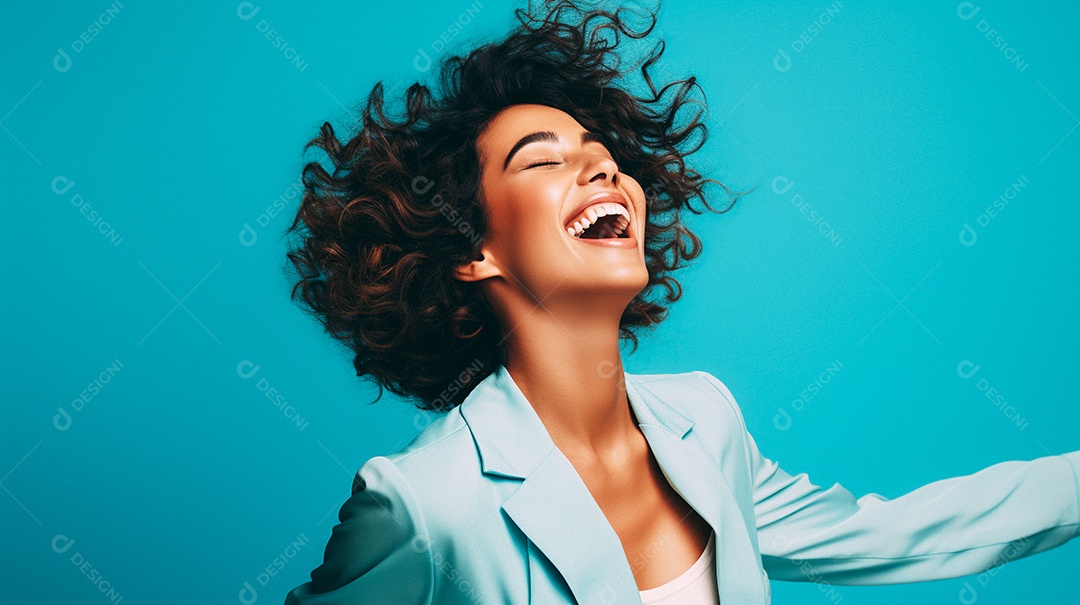 Mulher feliz dançando isolada no fundo do estúdio amarelo pastel