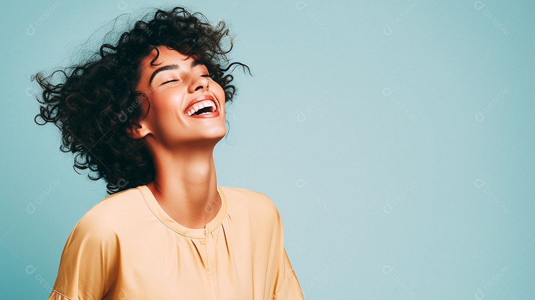 Mulher feliz dançando isolada no fundo do estúdio amarelo pastel