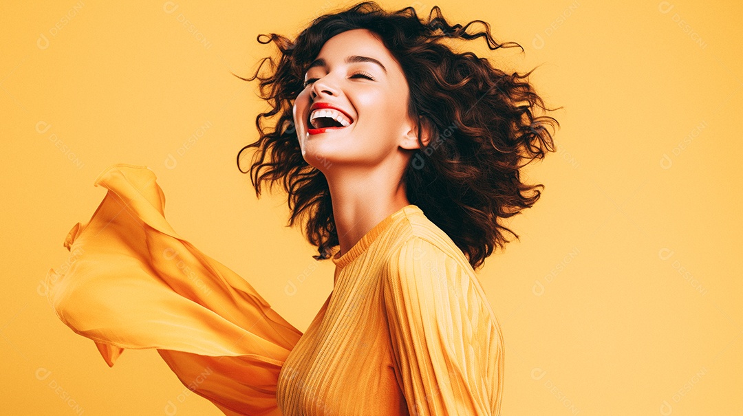 Mulher feliz dançando isolada no fundo do estúdio amarelo pastel