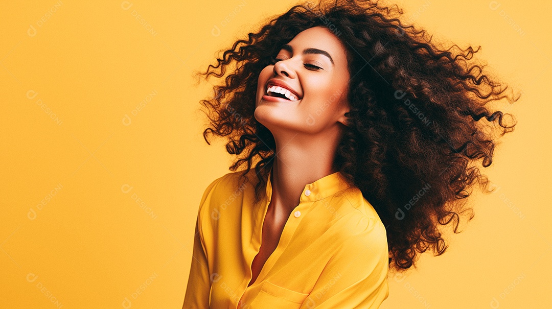 Mulher feliz dançando isolada no fundo do estúdio amarelo pastel