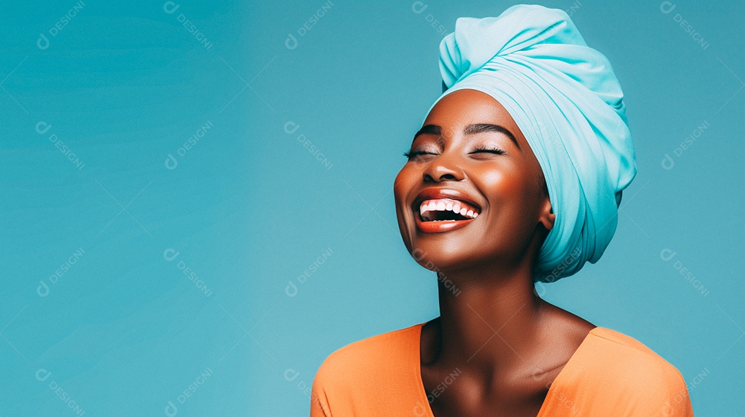 Mulher africana feliz usando turbante isolado no fundo do estúdio colorido