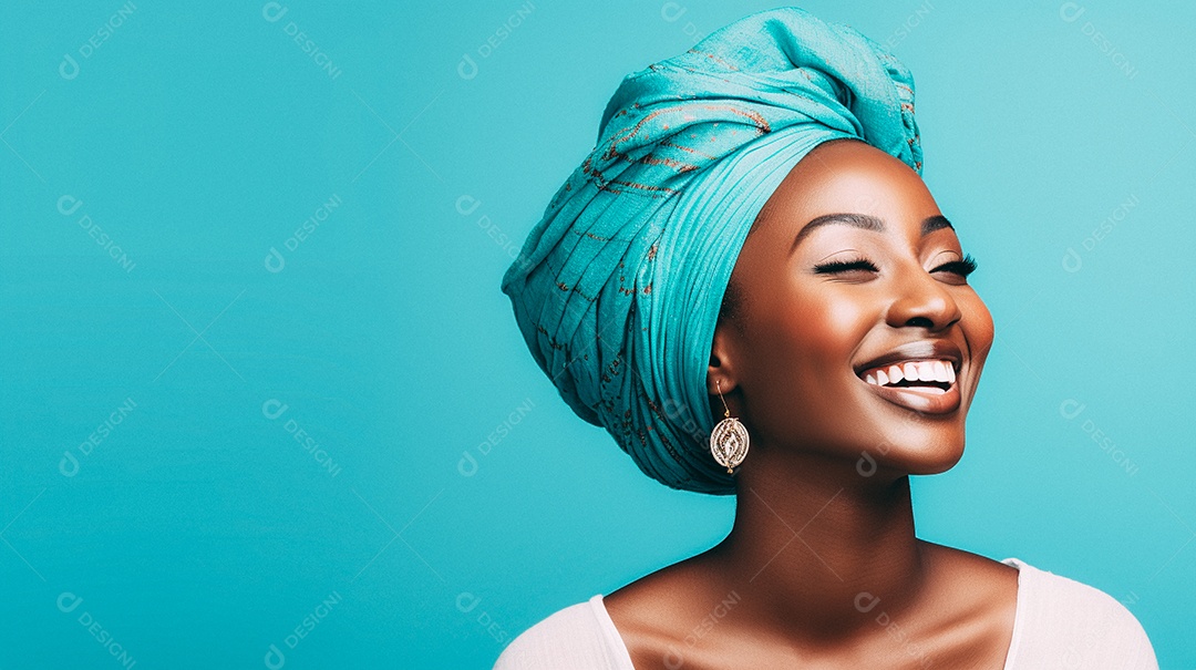 Mulher africana feliz usando turbante isolado no fundo do estúdio colorido