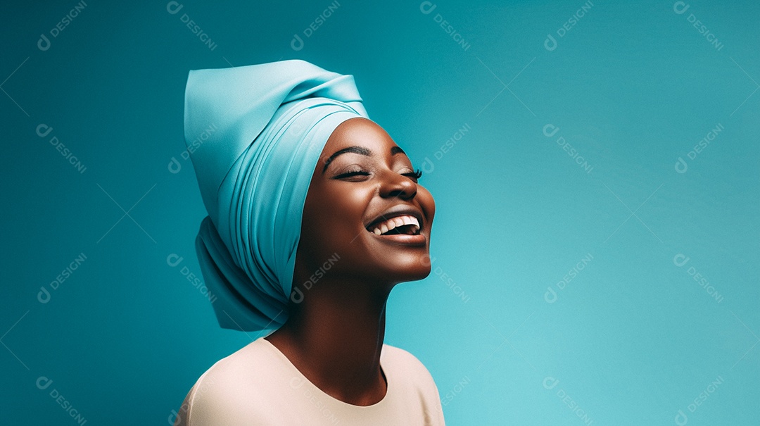 Mulher africana feliz usando turbante isolado no fundo do estúdio de cores vibrantes