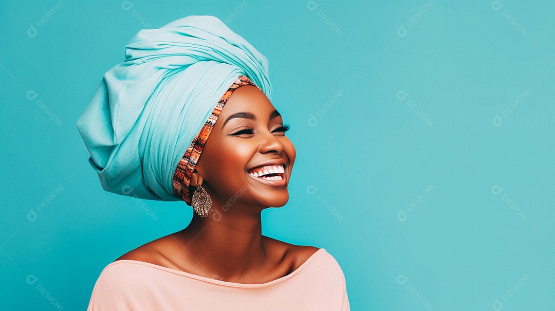 Mulher africana feliz usando turbante isolado no fundo do estúdio colorido