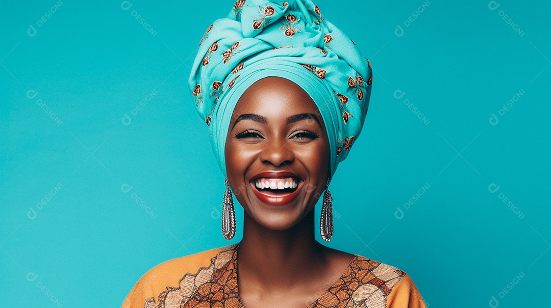 Mulher africana feliz usando turbante isolado no fundo do estúdio colorido