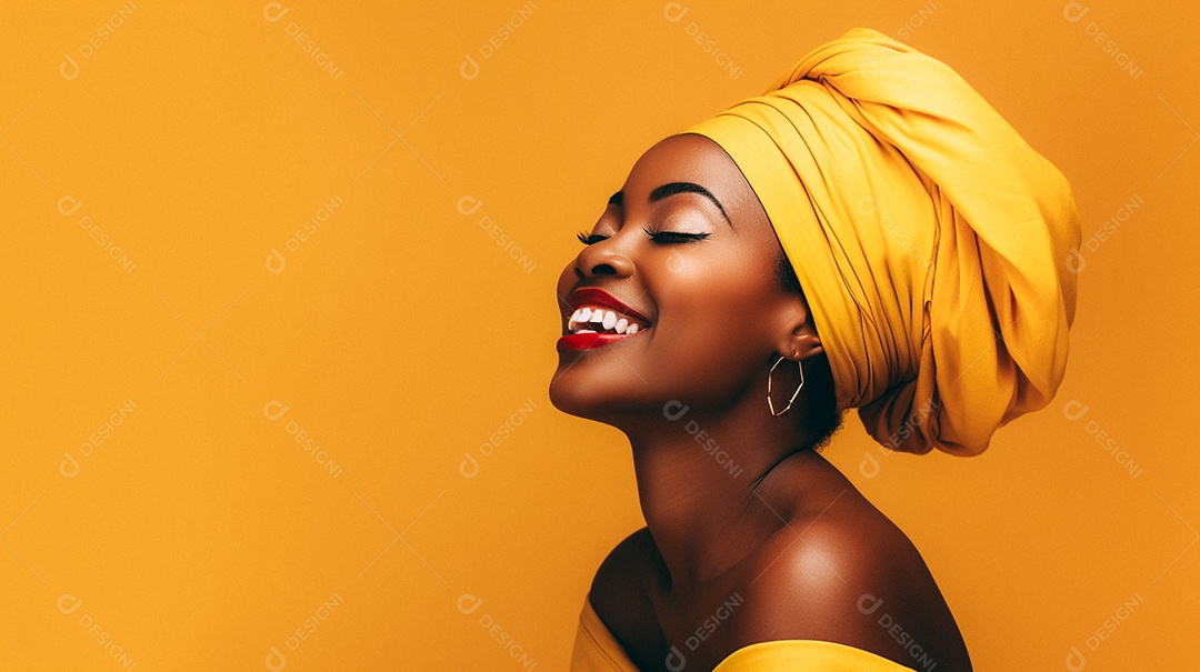 Mulher africana feliz usando turbante isolado no fundo do estúdio amarelo pastel