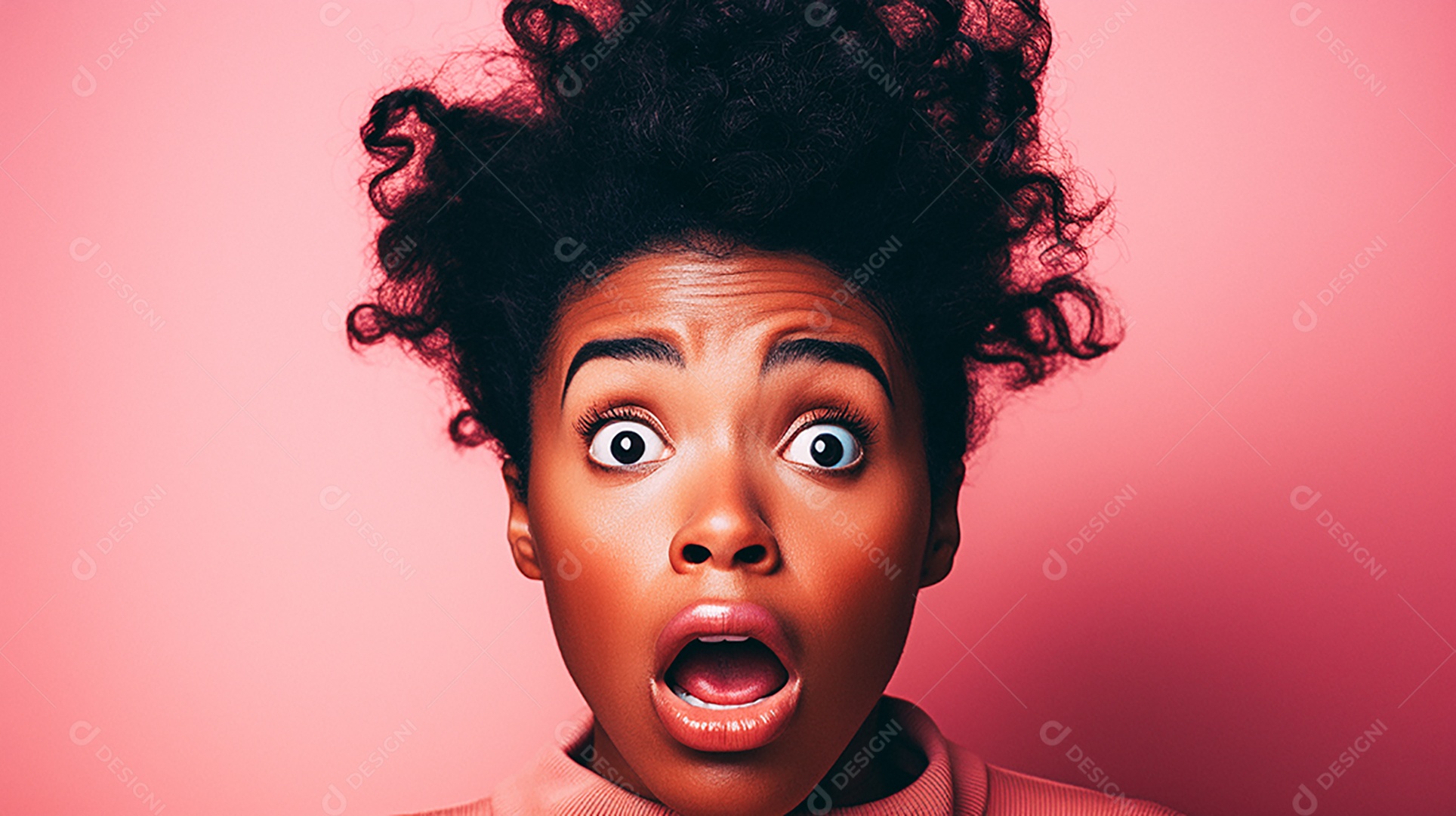 Mulher negra fazendo um olhar chocado em fundo colorido