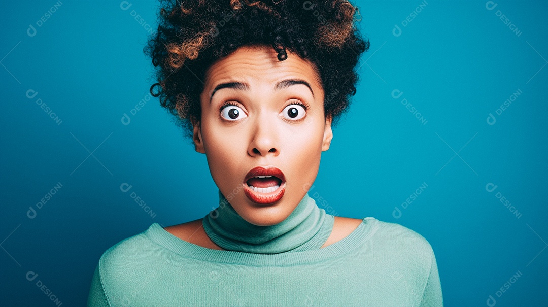 Mulher negra fazendo um olhar chocado em fundo colorido