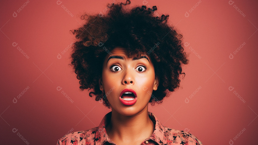 Mulher negra fazendo um olhar chocado em fundo colorido