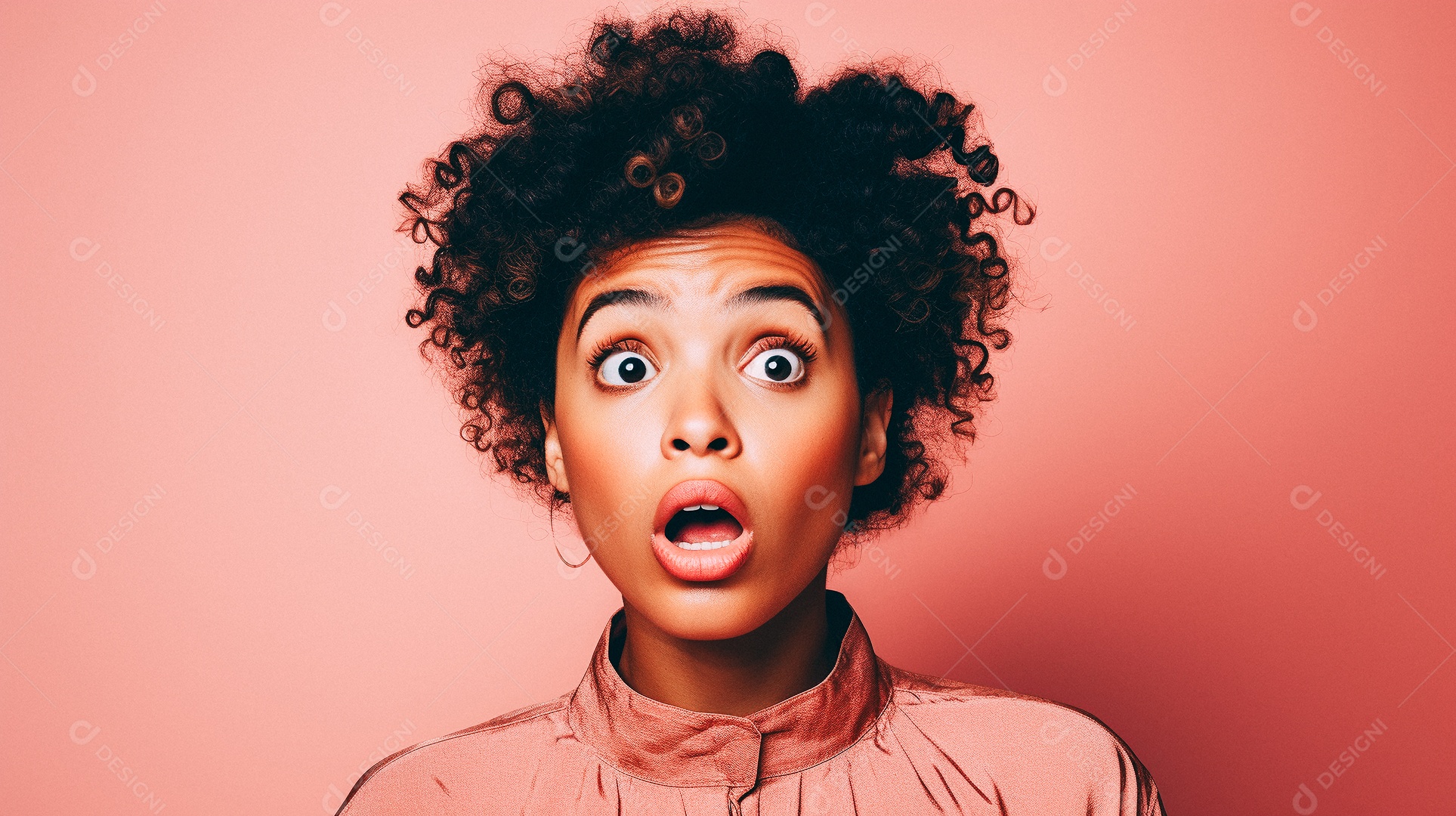 Mulher negra fazendo um olhar chocado em fundo colorido