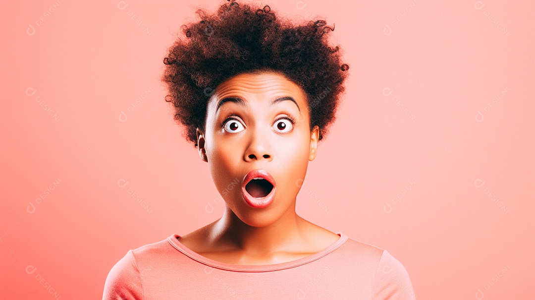 Mulher negra fazendo um olhar chocado em fundo colorido